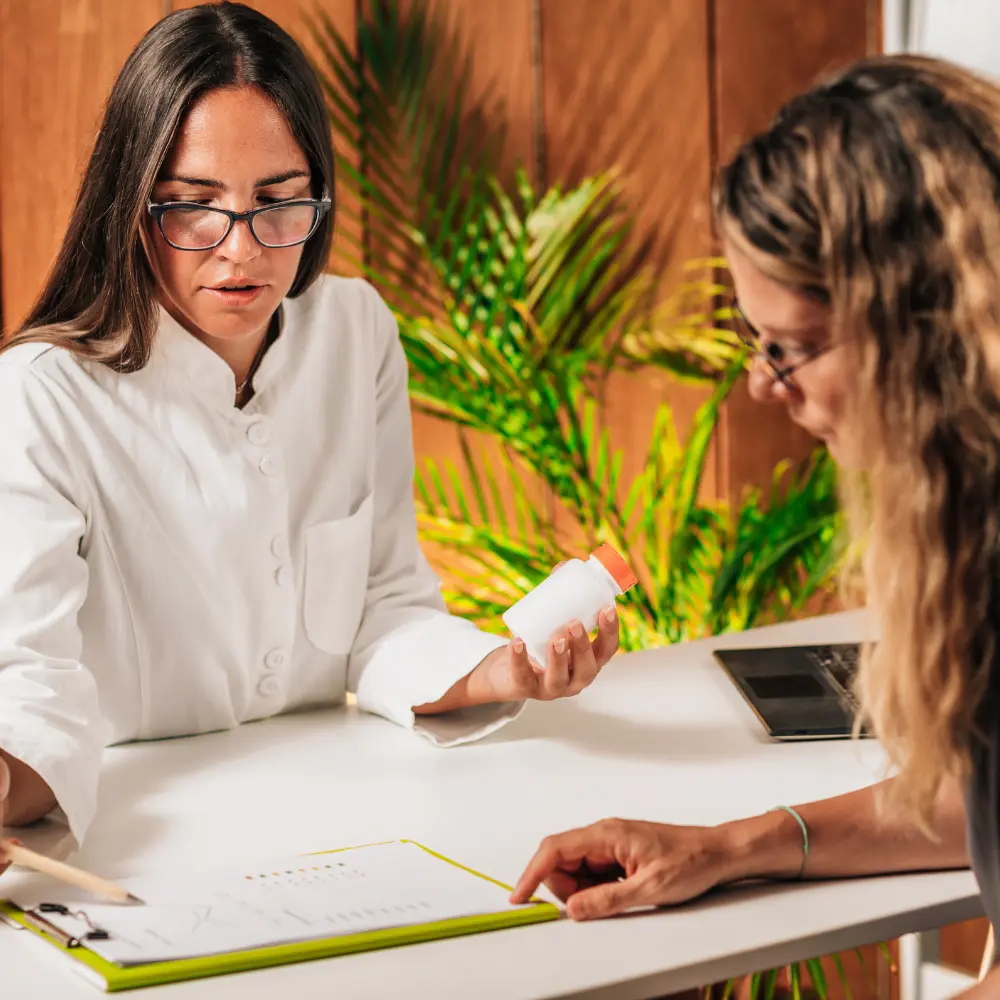 woman seeing a nutritionist to help with thyroid problems