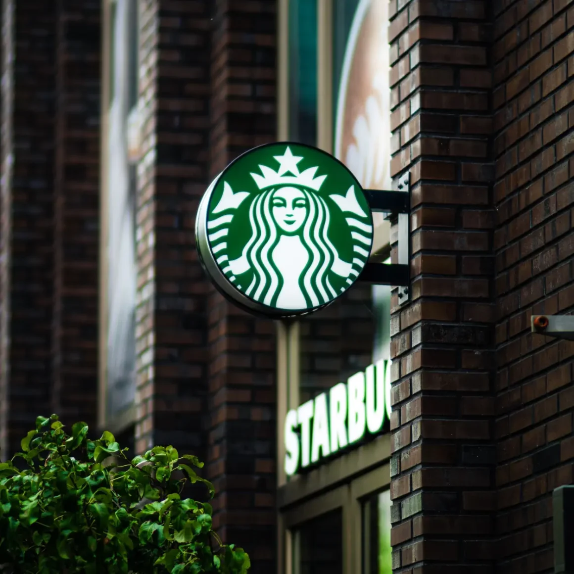 a sratbucks sign on a building