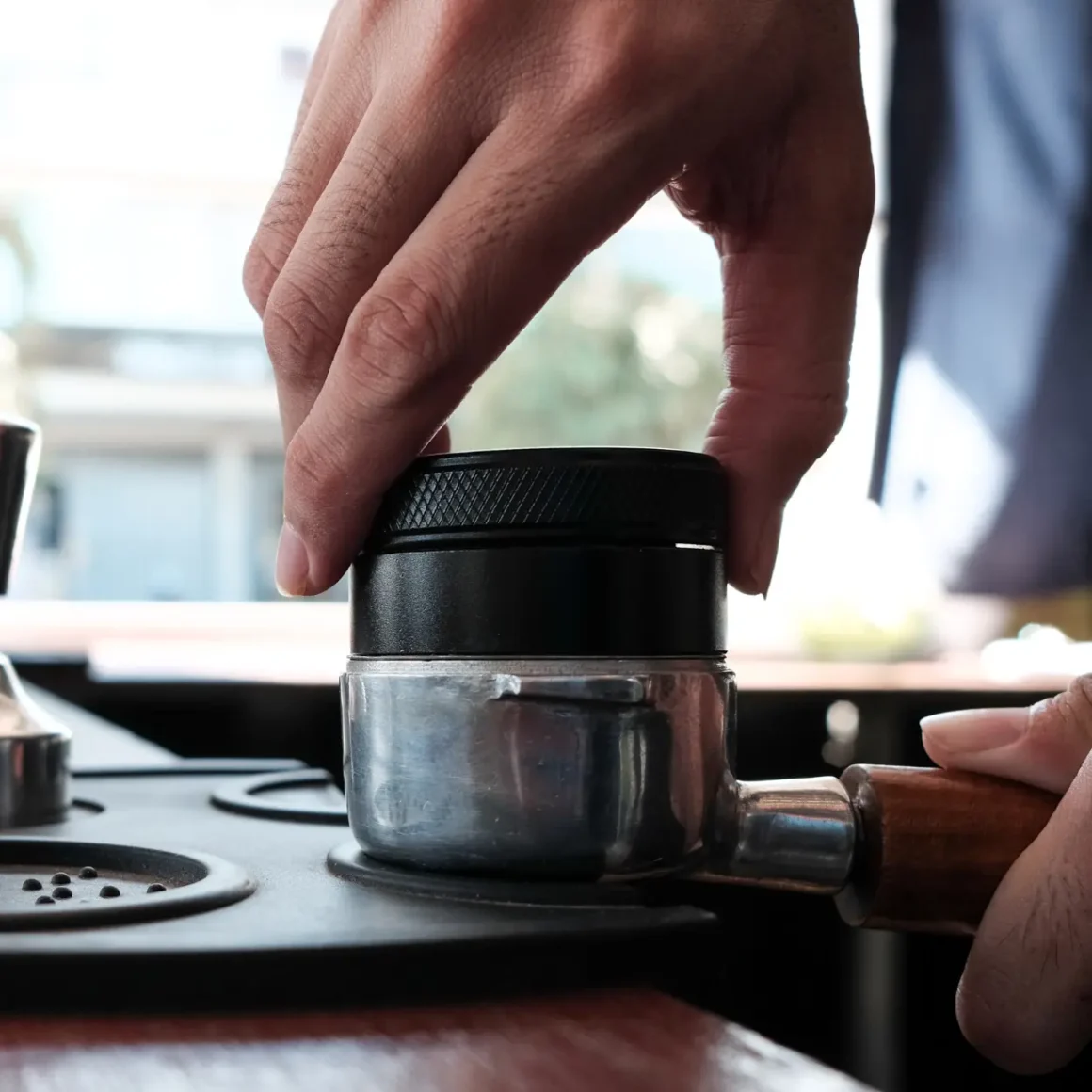 barista holding a bottomless portafilter