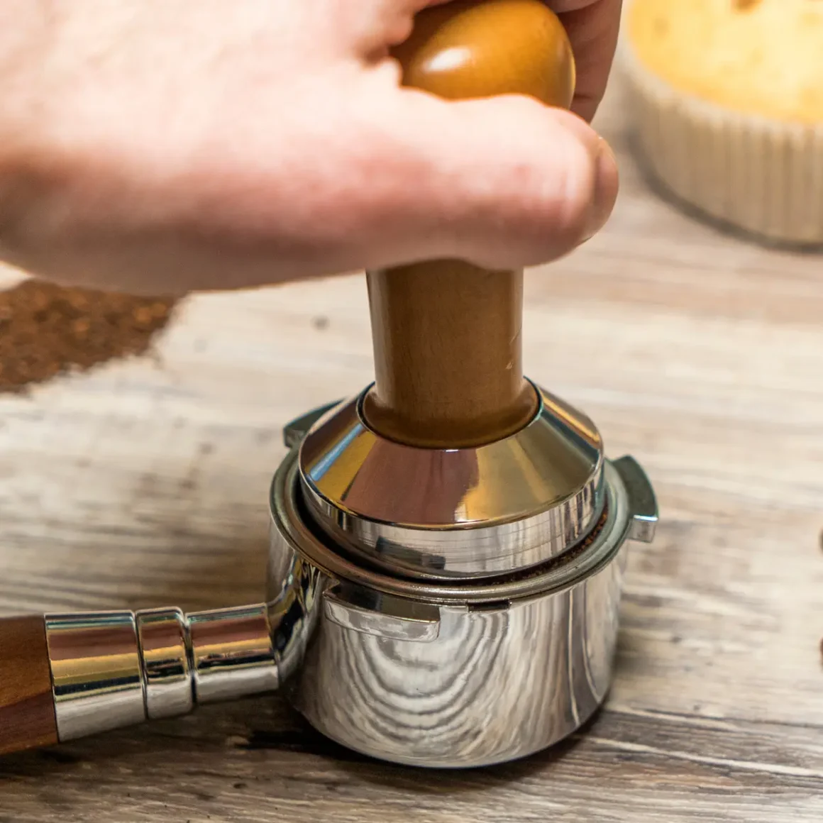 barista holding a bottomless portafilter