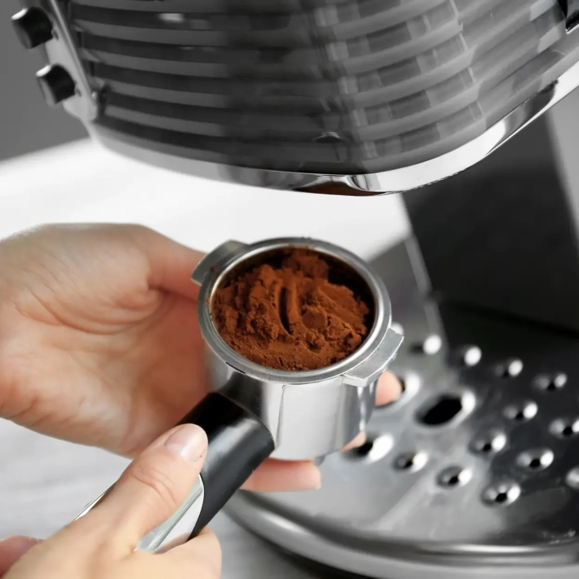 barista holding a bottomless portafilter